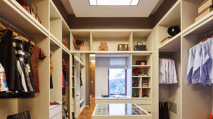 Closet planejado: como otimizar espaço e organizar suas roupas com estilo