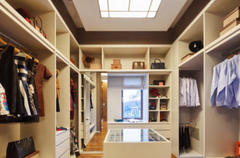 Closet planejado: como otimizar espaço e organizar suas roupas com estilo